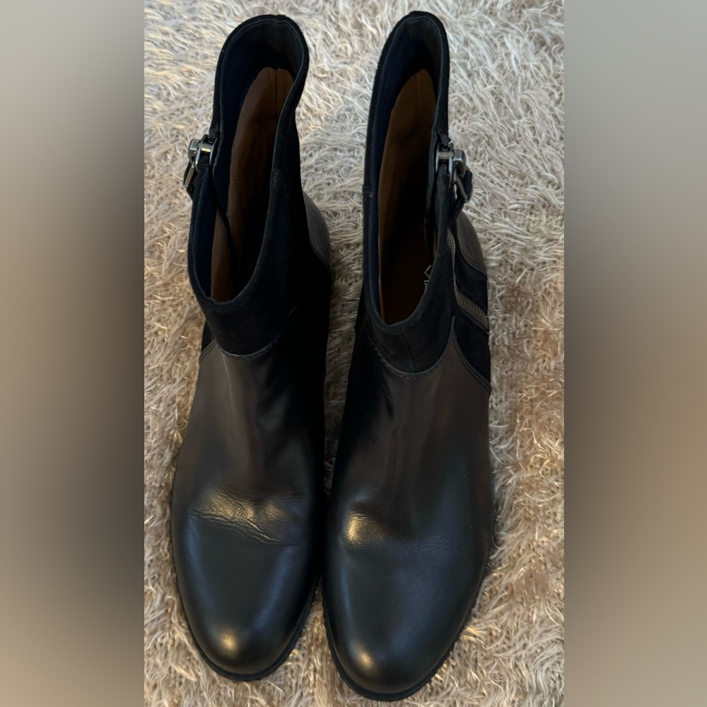 Via Spiga black leather and suede boots. Size 8